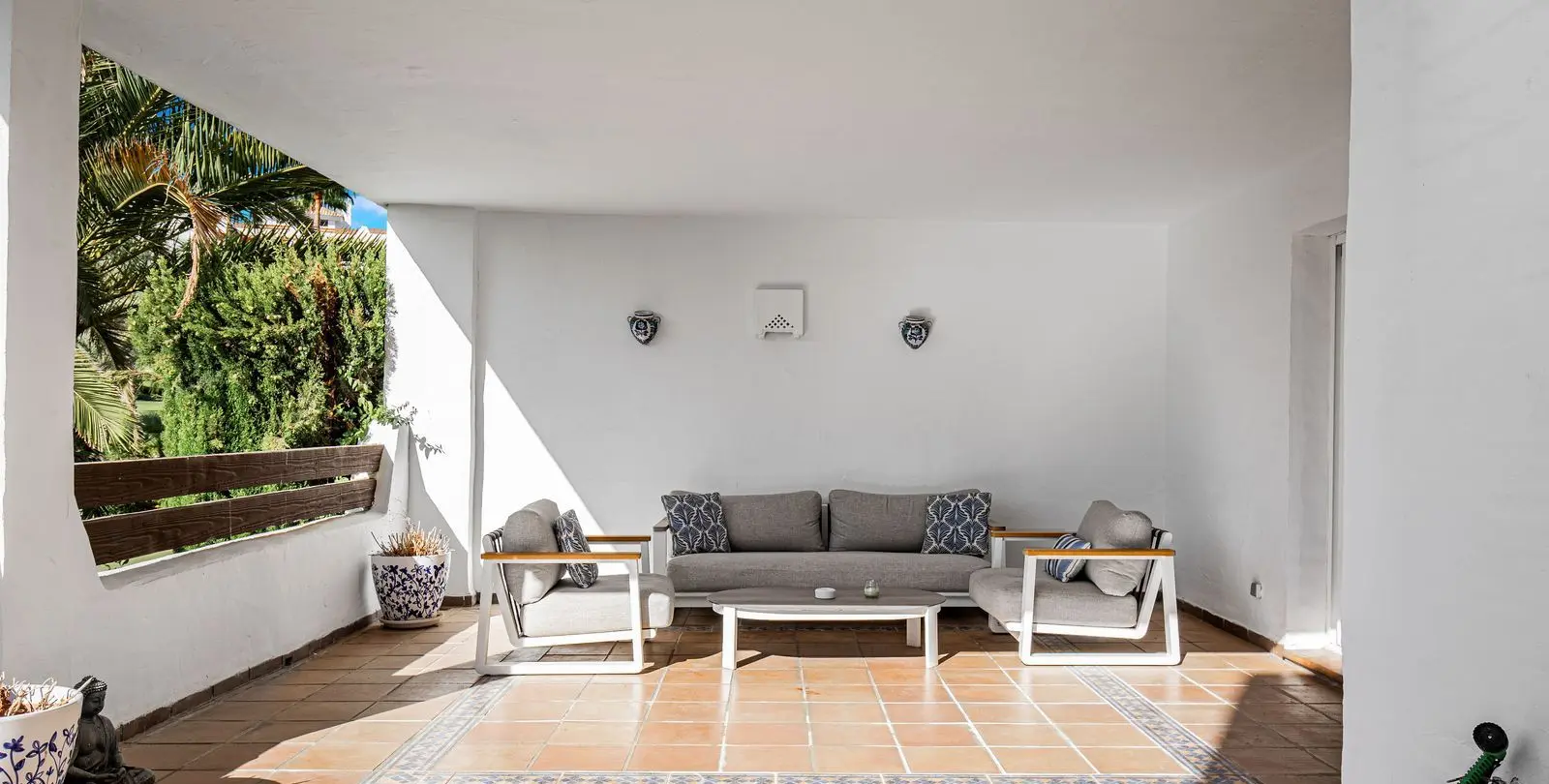 Venta de apartamento en planta media en Estepona 17