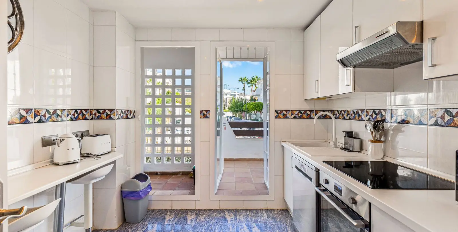 Venta de apartamento en planta media en Estepona 19