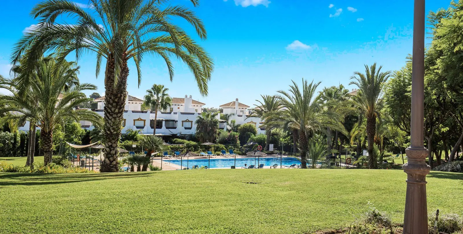 Venta de apartamento en planta media en Estepona 22