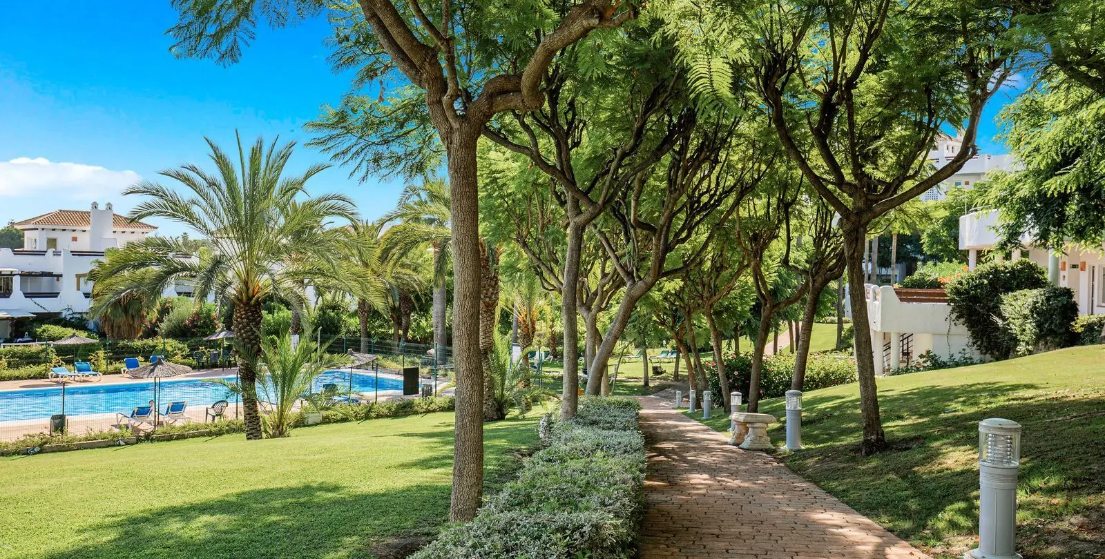 Venta de apartamento en planta media en Estepona 23