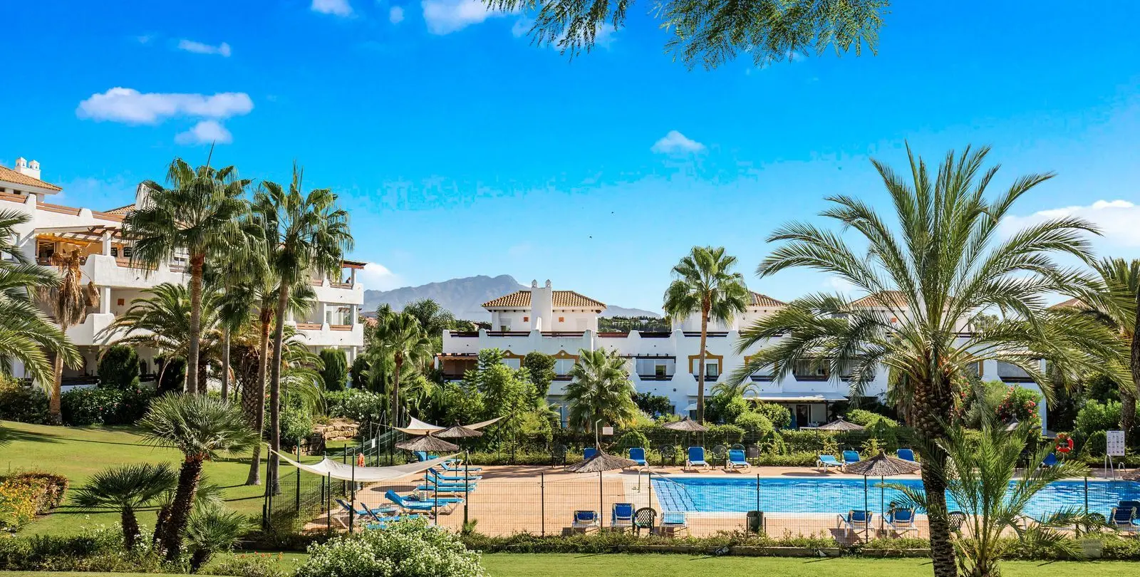 Venta de apartamento en planta media en Estepona 24