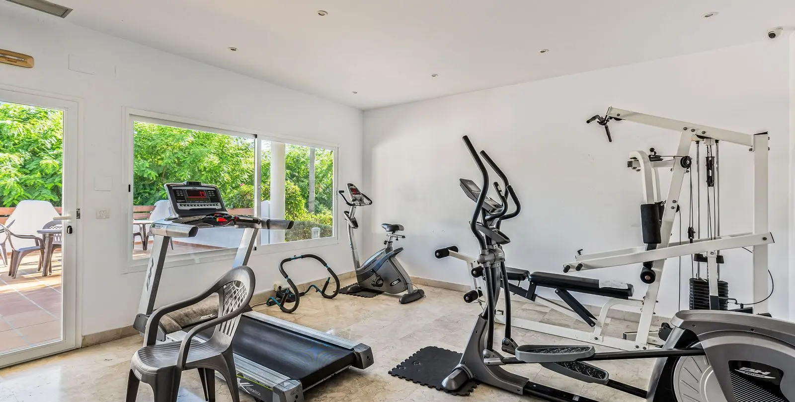 Venta de apartamento en planta media en Estepona 25