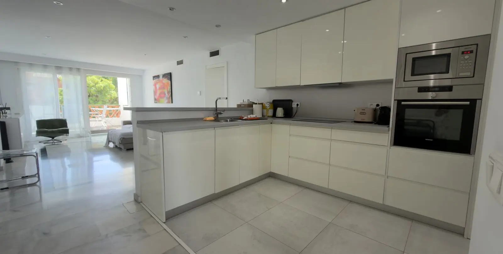 Venta de apartamento en planta media en Puerto Banús 1