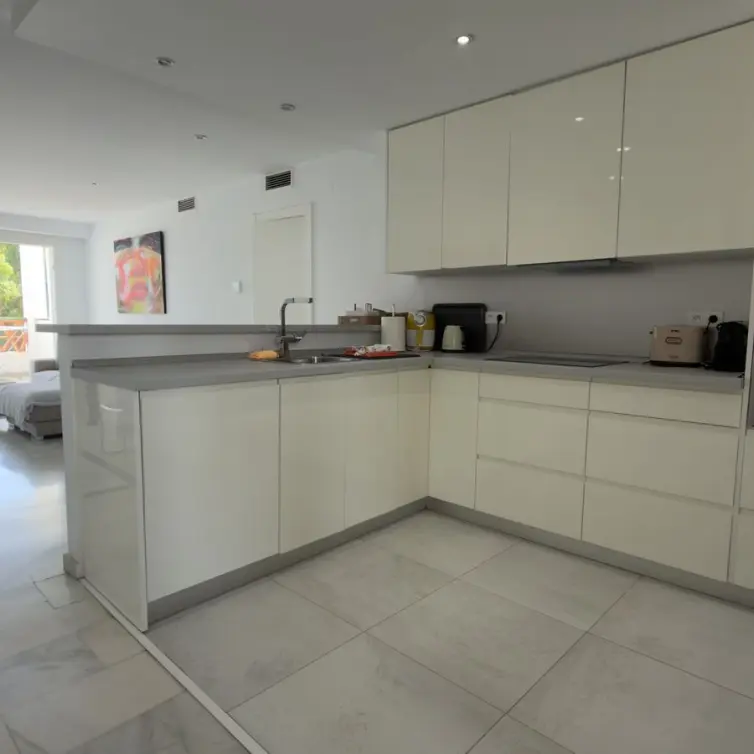 Venta de apartamento en planta media en Puerto Banús