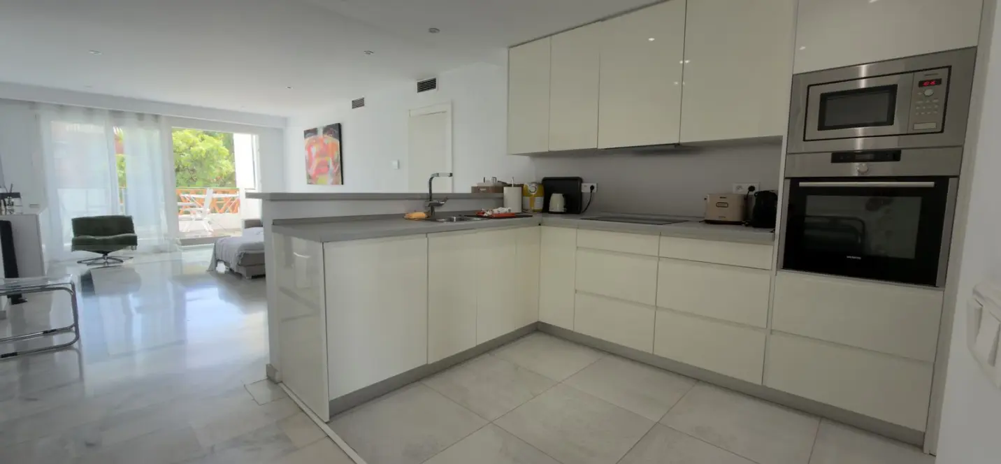 Venta de apartamento en planta media en Puerto Banús 0