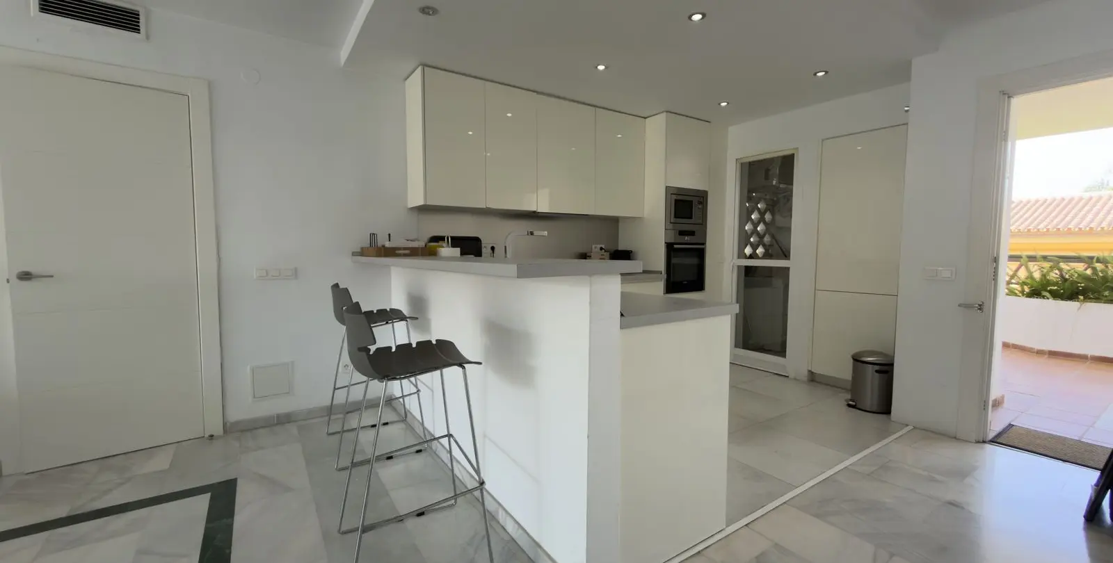 Venta de apartamento en planta media en Puerto Banús 2