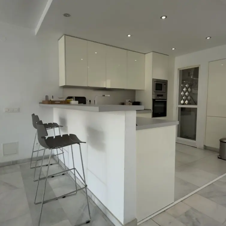 Venta de apartamento en planta media en Puerto Banús