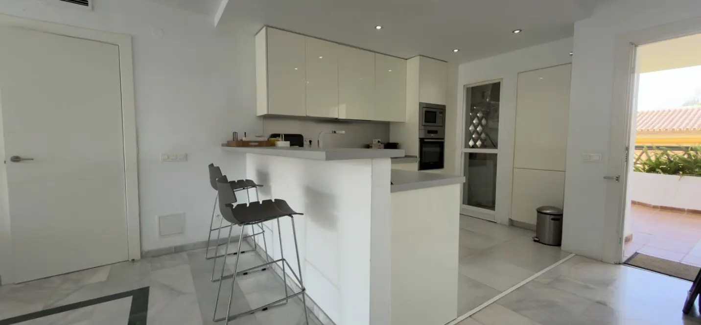 Venta de apartamento en planta media en Puerto Banús 1
