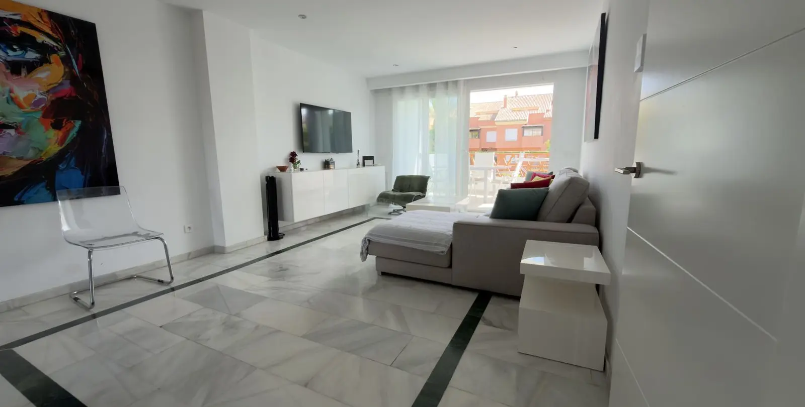 Venta de apartamento en planta media en Puerto Banús 3