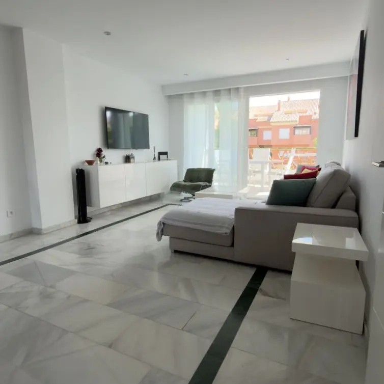 Venta de apartamento en planta media en Puerto Banús