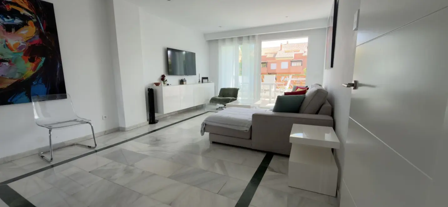 Venta de apartamento en planta media en Puerto Banús 2