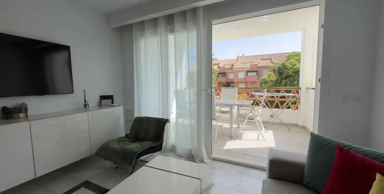 Venta de apartamento en planta media en Puerto Banús 4