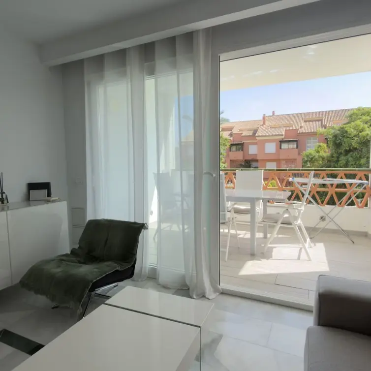 Venta de apartamento en planta media en Puerto Banús