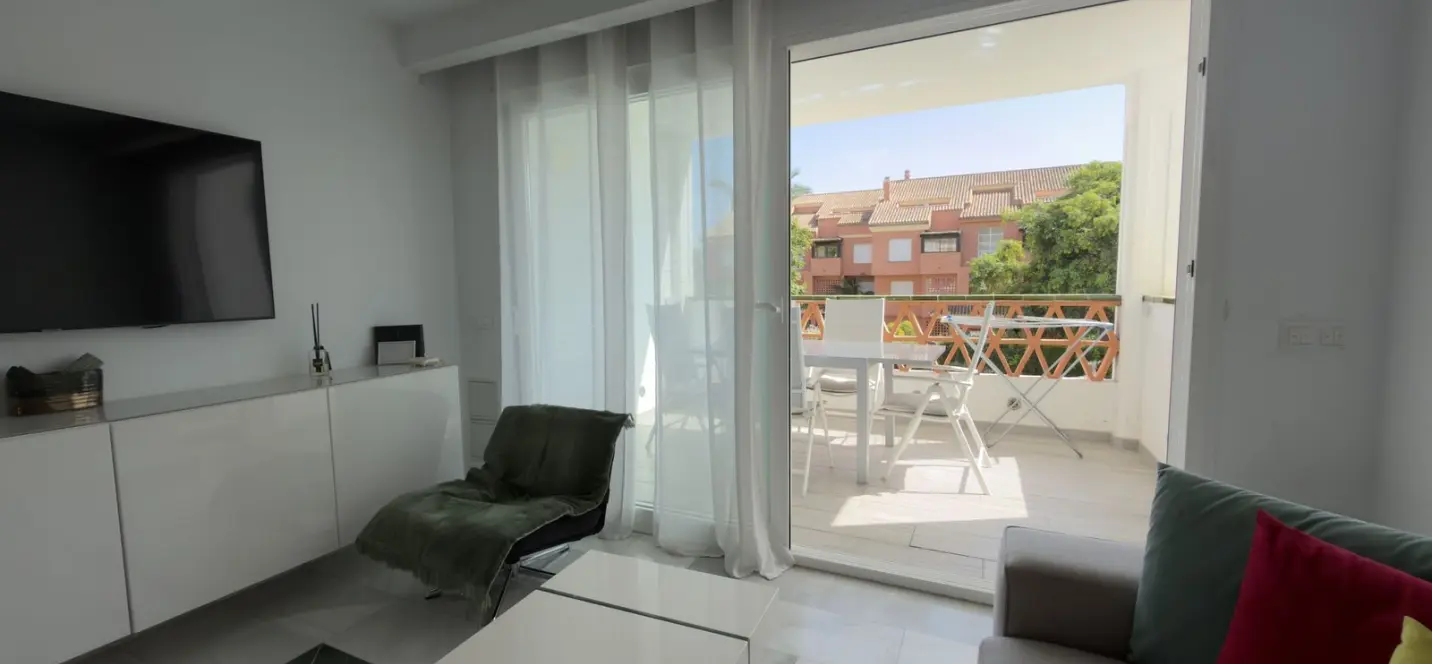 Venta de apartamento en planta media en Puerto Banús 3