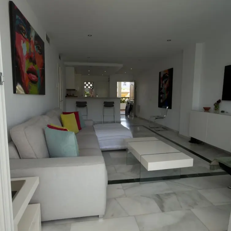 Venta de apartamento en planta media en Puerto Banús