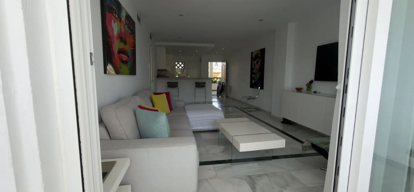 Venta de apartamento en planta media en Puerto Banús 4