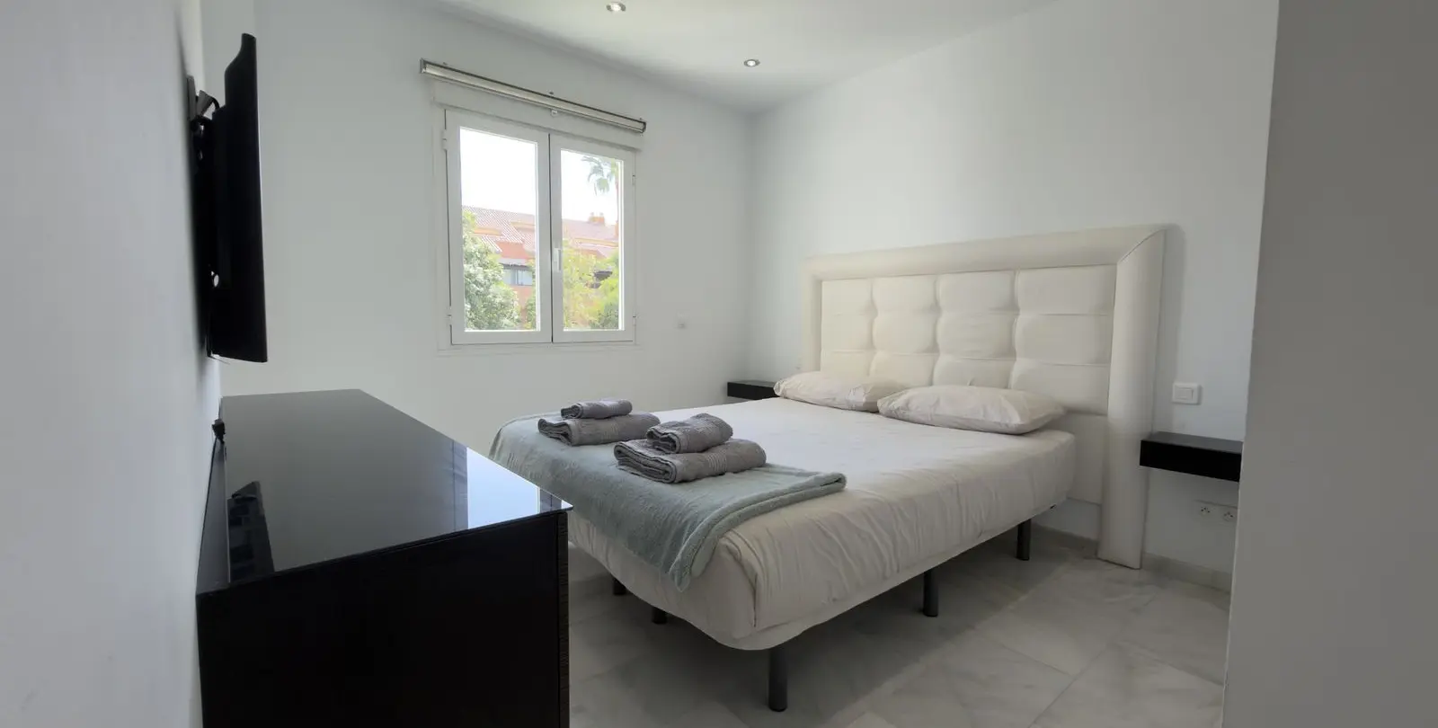 Venta de apartamento en planta media en Puerto Banús 6