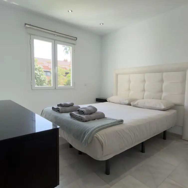 Venta de apartamento en planta media en Puerto Banús