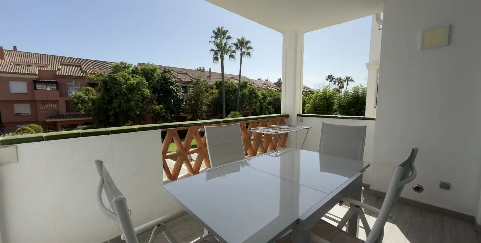 Venta de apartamento en planta media en Puerto Banús 10