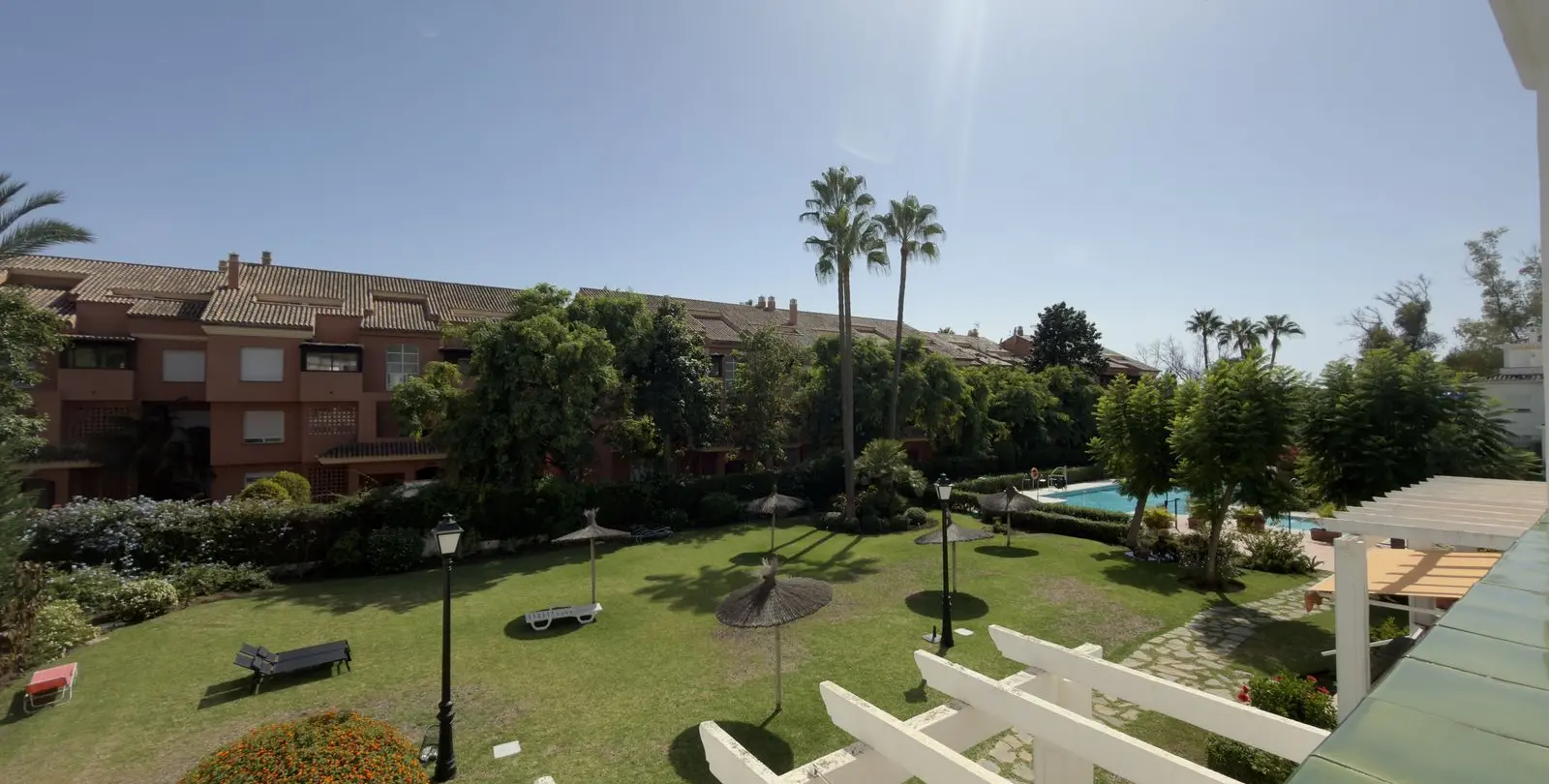 Venta de apartamento en planta media en Puerto Banús 11