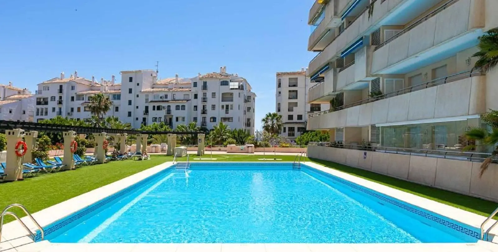 Venta de apartamento en planta media en Puerto Banús 1