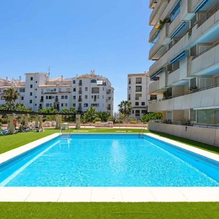 Venta de apartamento en planta media en Puerto Banús