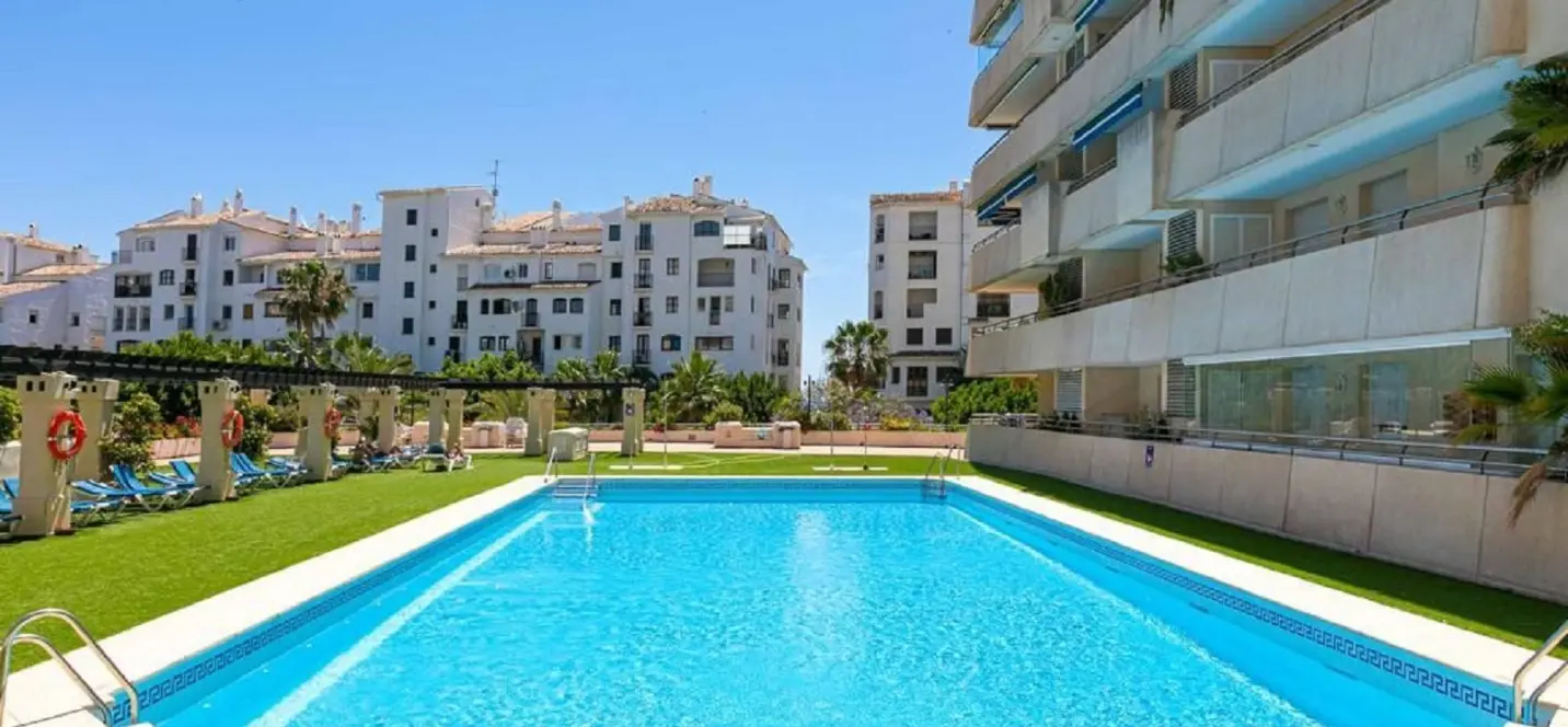 Venta de apartamento en planta media en Puerto Banús 0