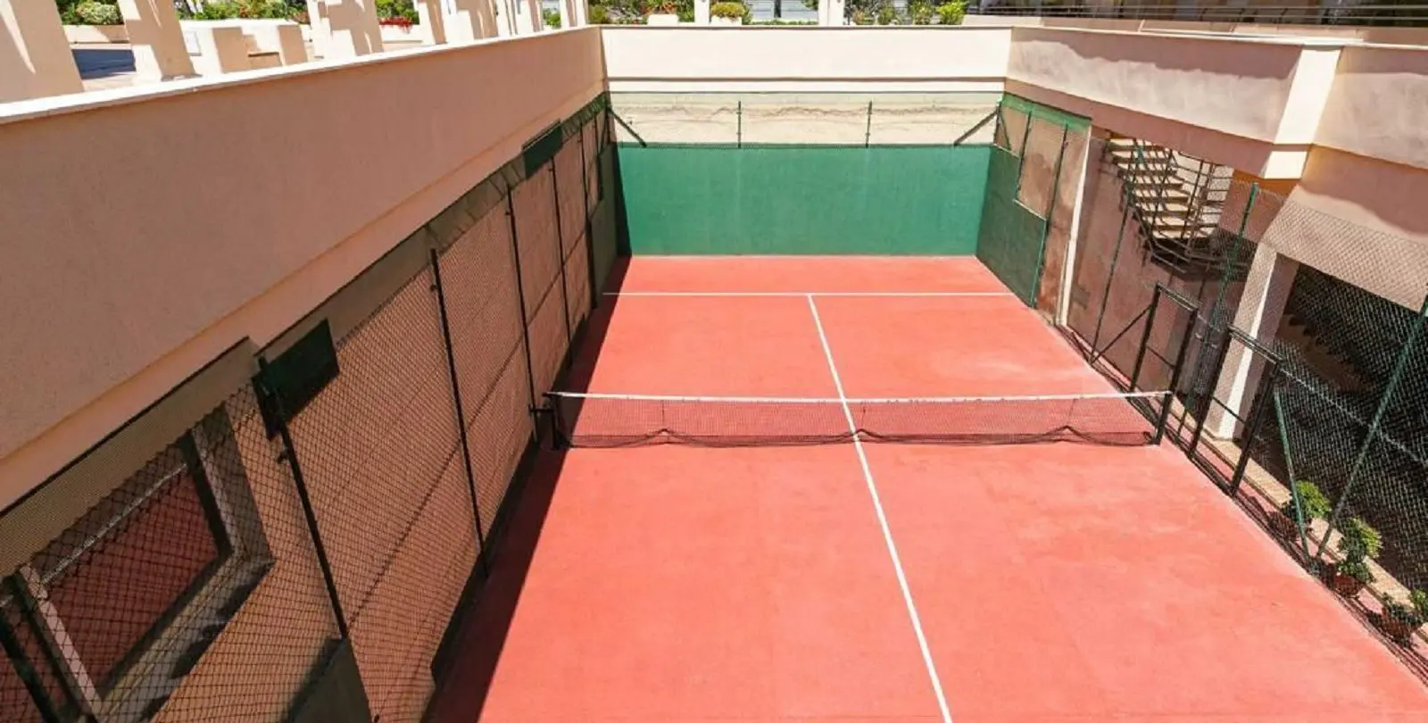 Venta de apartamento en planta media en Puerto Banús 2