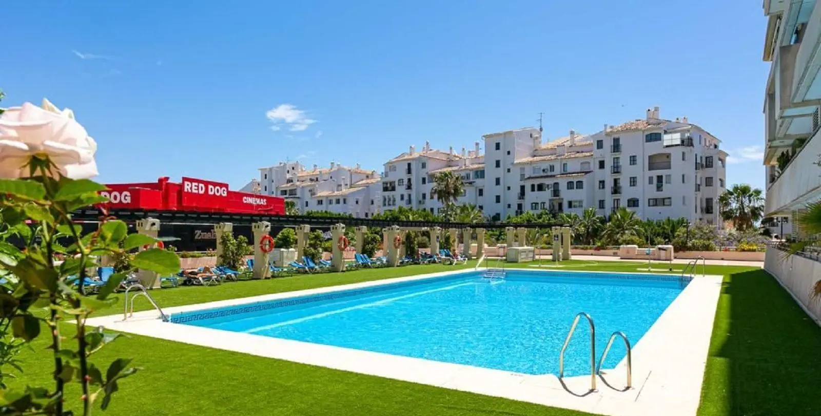 Venta de apartamento en planta media en Puerto Banús 3