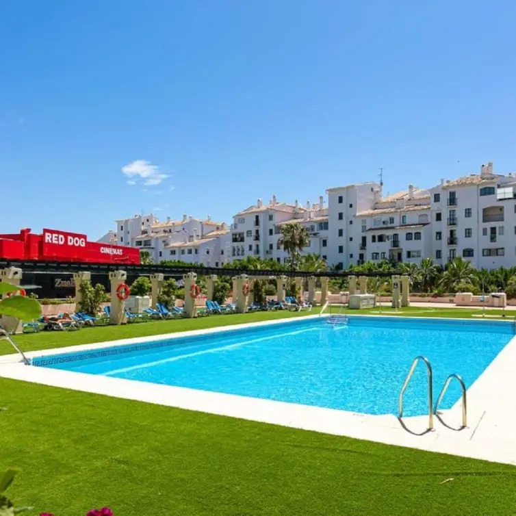 Venta de apartamento en planta media en Puerto Banús