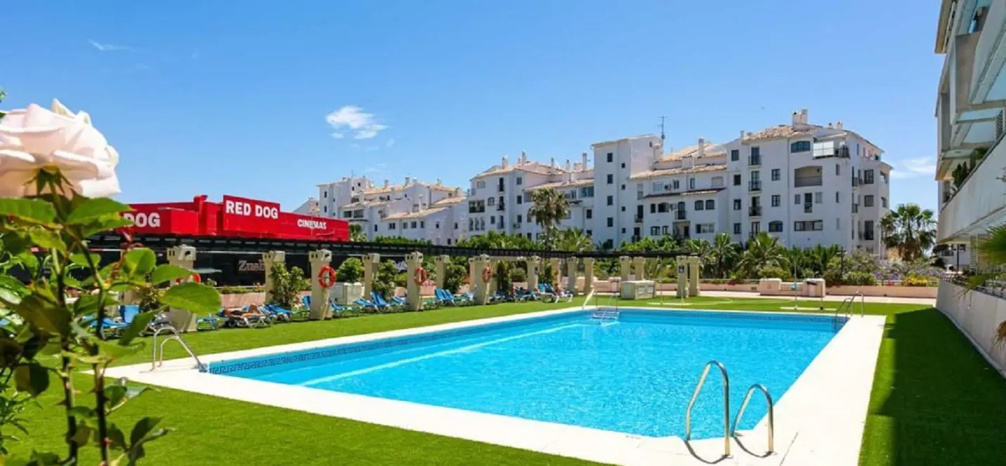 Venta de apartamento en planta media en Puerto Banús 2
