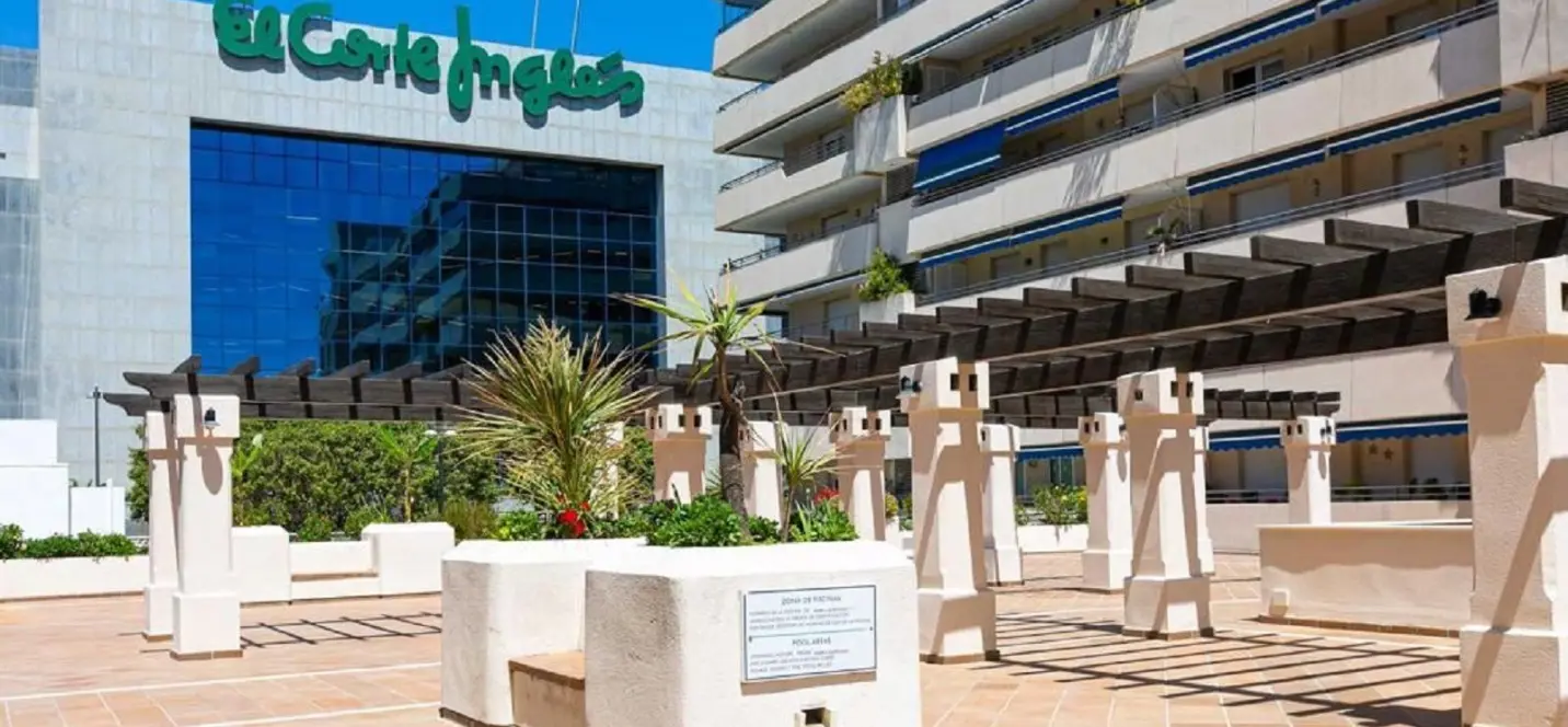 Venta de apartamento en planta media en Puerto Banús 3
