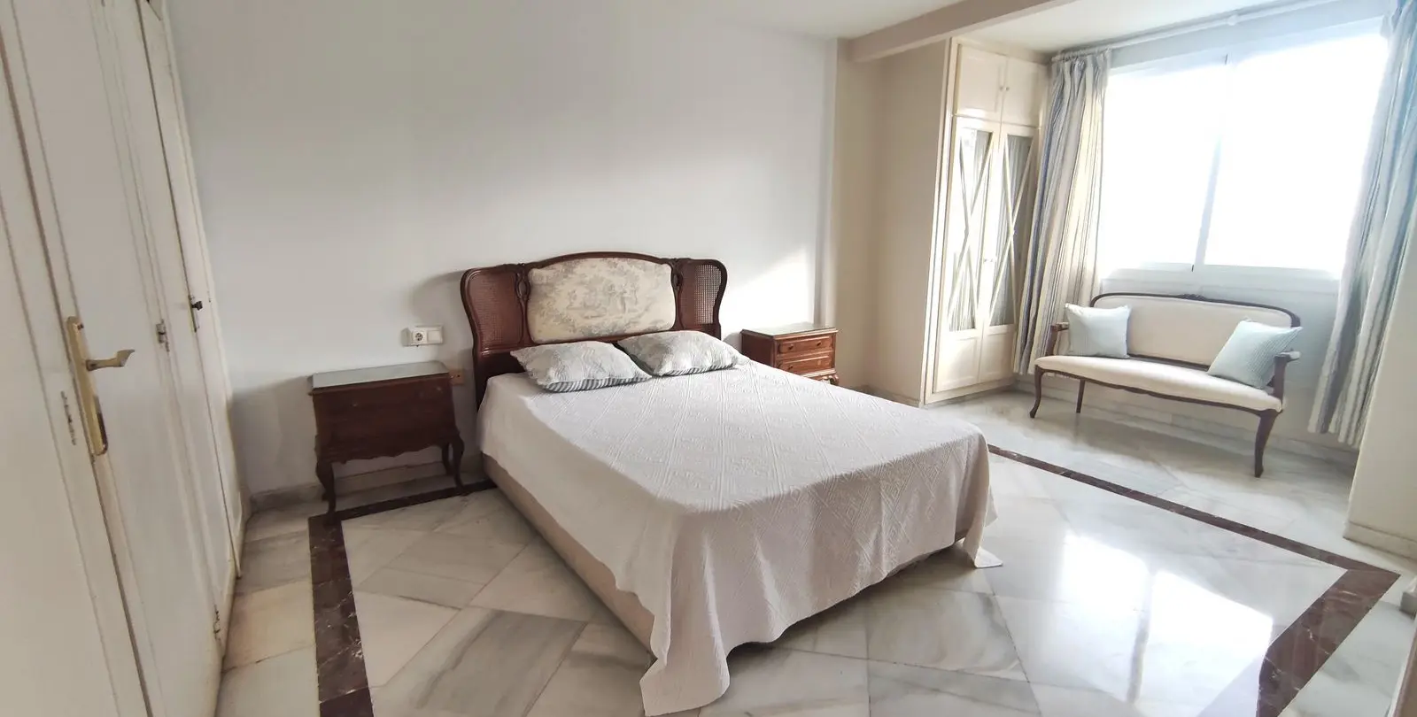 Venta de apartamento en planta media en Puerto Banús 6