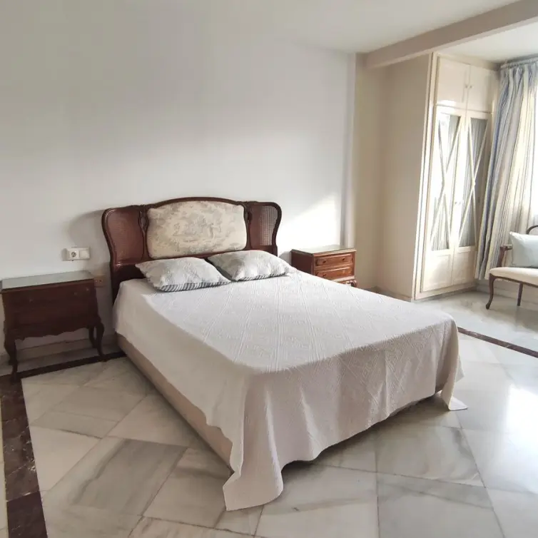 Venta de apartamento en planta media en Puerto Banús