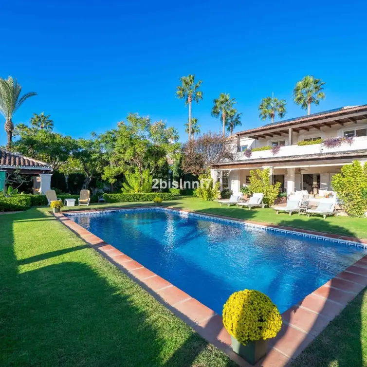 Venta de villa independiente en Elviria