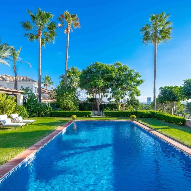 Venta de villa independiente en Elviria