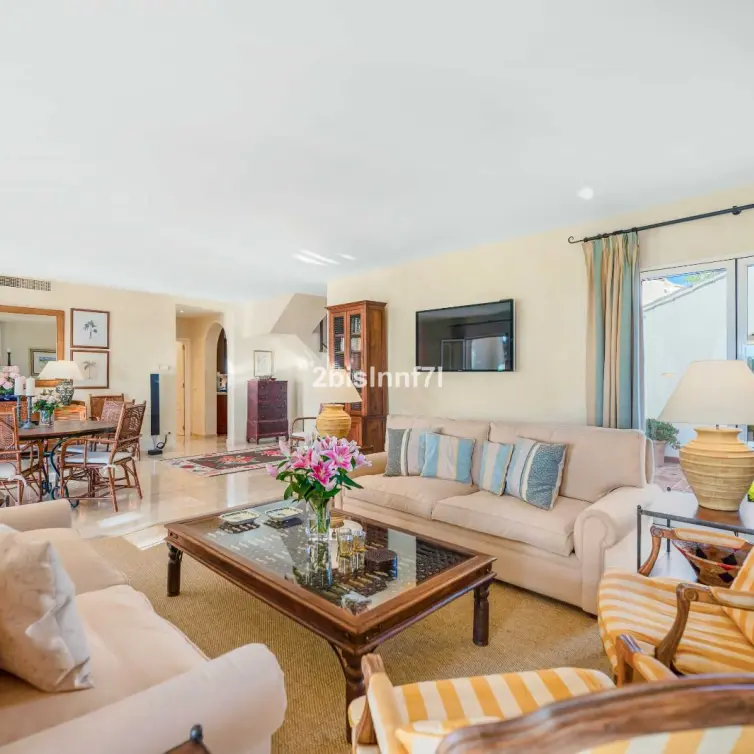 Venta de villa independiente en Elviria