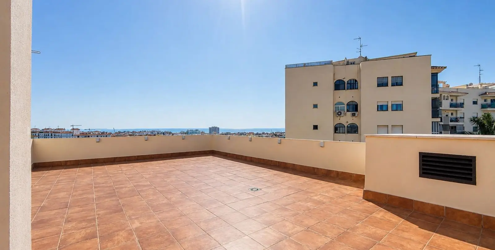 Продажа апартаментов на среднем этаже в Estepona 24