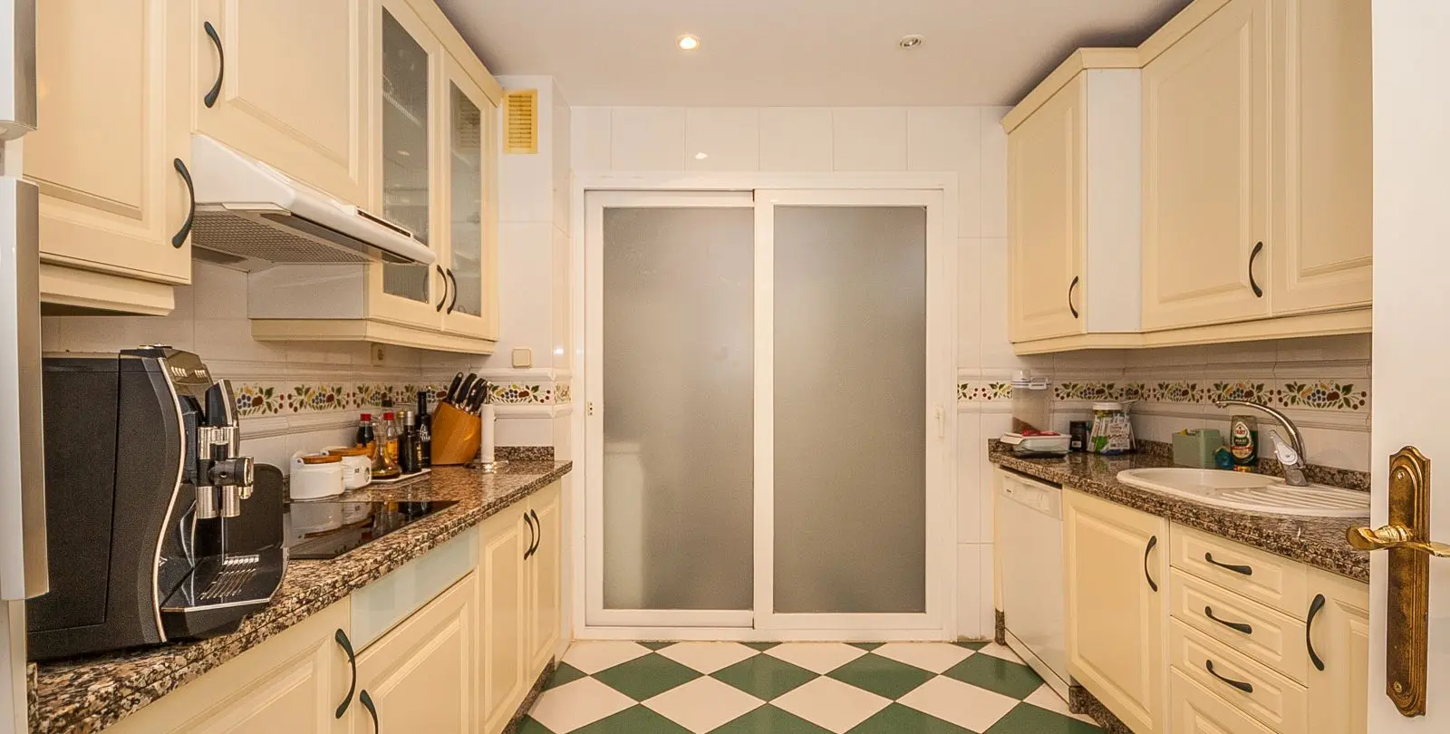 Venta de apartamento en planta media en Elviria 3