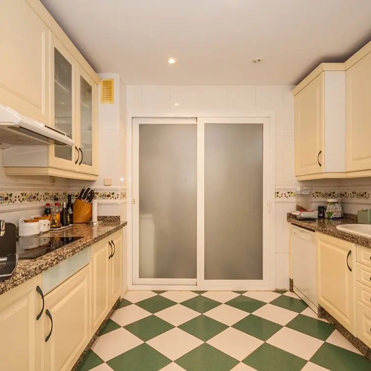 Venta de apartamento en planta media en Elviria
