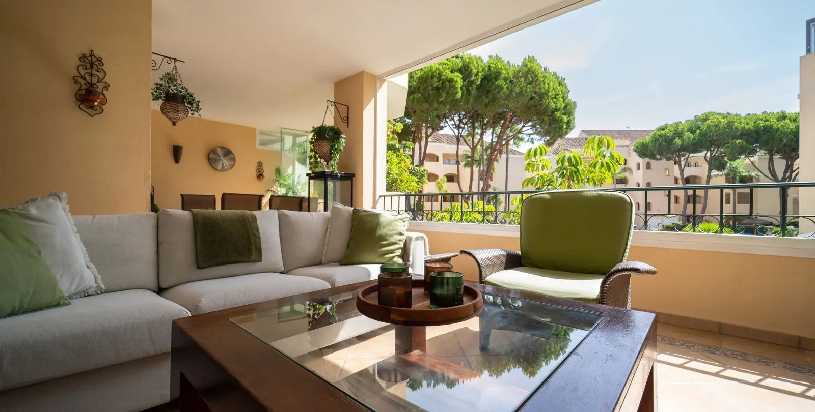 Sale of middle floor apartment in Elviria 1