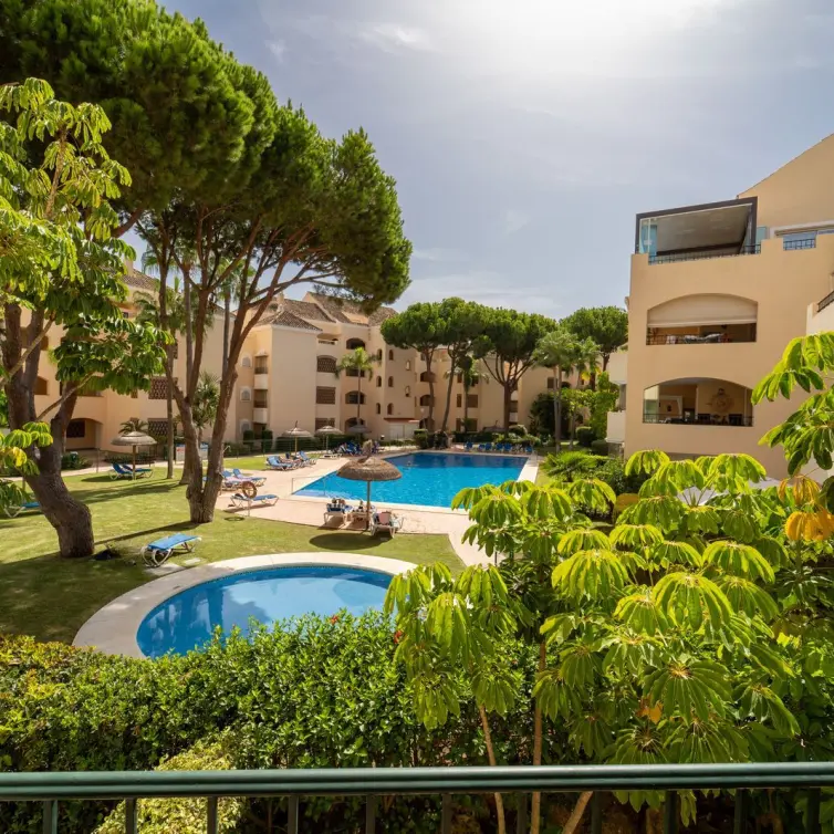 Venta de apartamento en planta media en Elviria