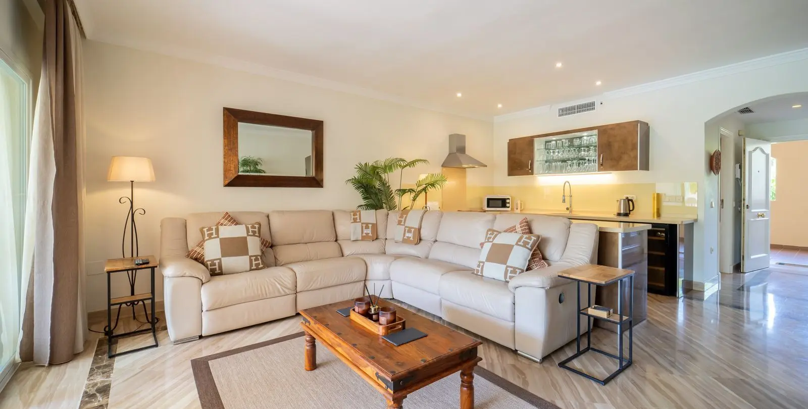 Sale of middle floor apartment in Elviria 3