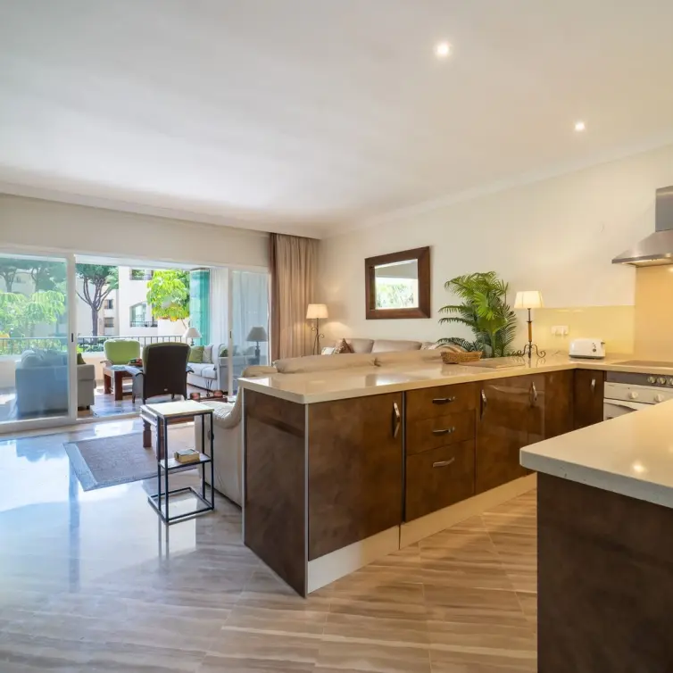 Venta de apartamento en planta media en Elviria