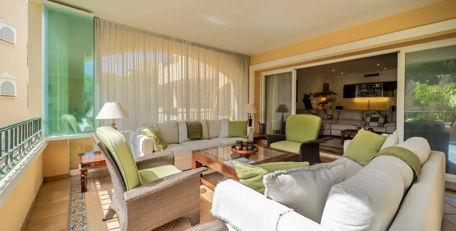 Sale of middle floor apartment in Elviria 6