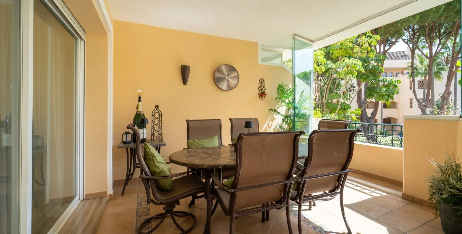 Sale of middle floor apartment in Elviria 7