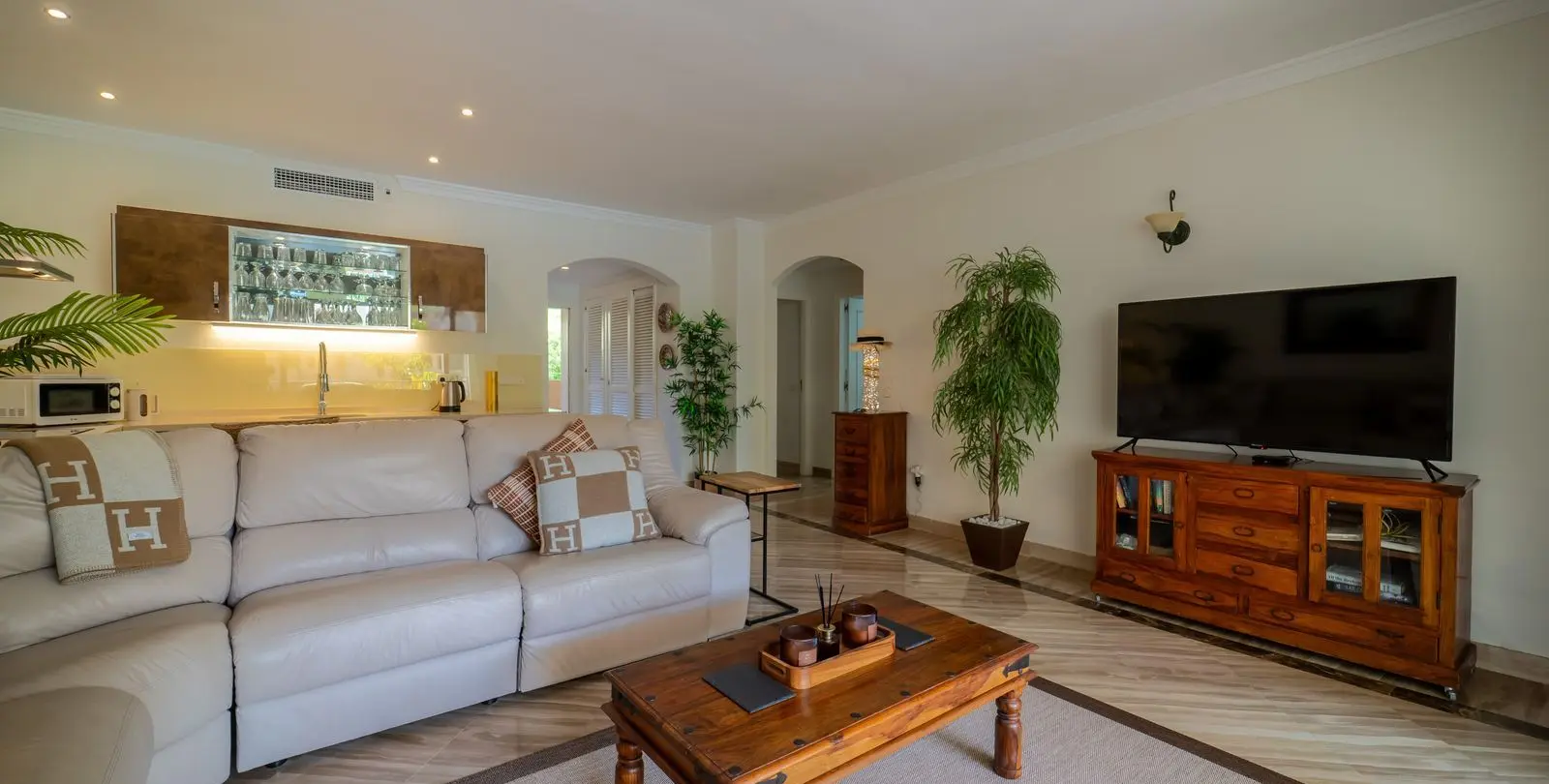 Sale of middle floor apartment in Elviria 11