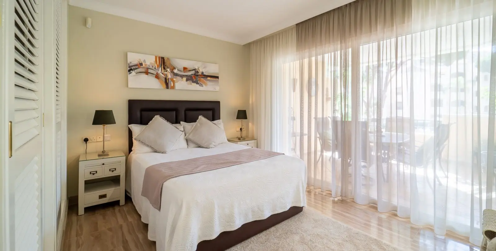 Sale of middle floor apartment in Elviria 22
