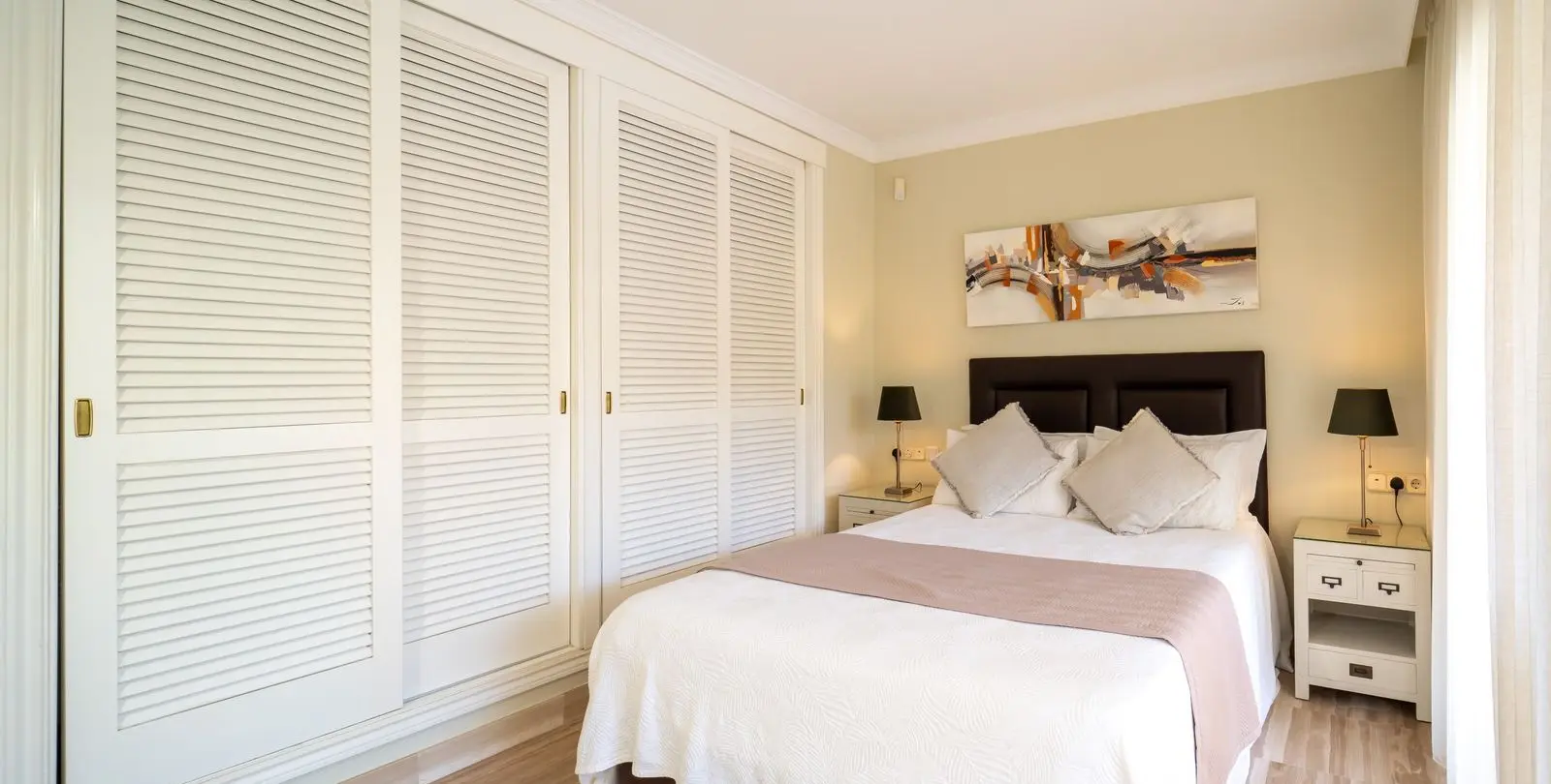 Sale of middle floor apartment in Elviria 23