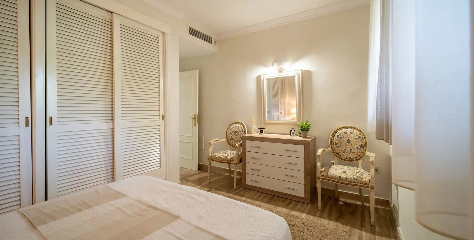 Sale of middle floor apartment in Elviria 27